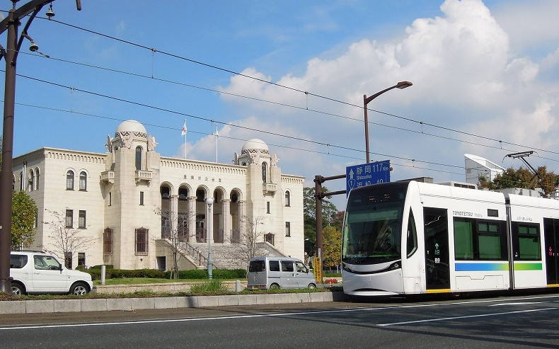 豊橋市公会堂の前を走る路面電車「ほっトラム」(豊橋市)